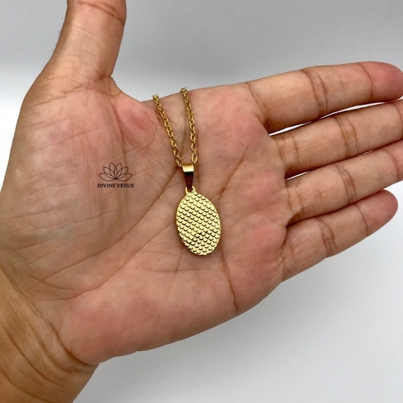 Virgin Mary Oval Pendant Necklace - Picture 7 of 8